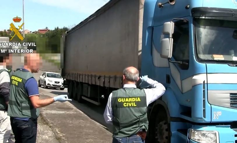 Agentes de la Guardia Civil revisando el camión que transportaba marihuana