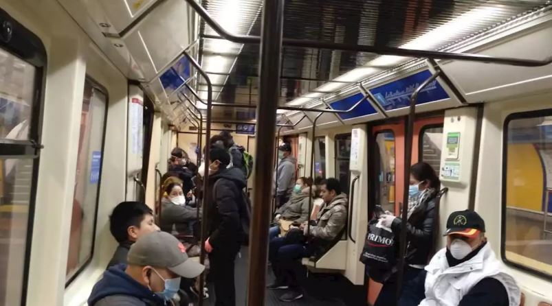 Viajeros de metro con mascarillas