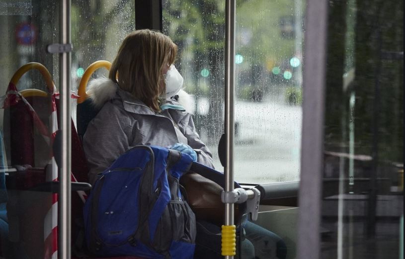 Una pasajera de autobús con mascarilla