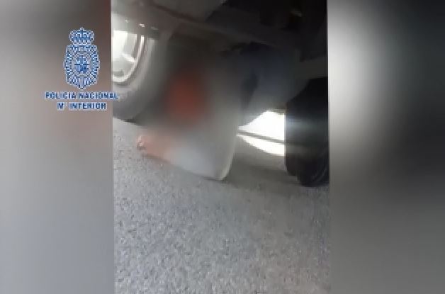Imagen del joven localizado en los bajos de un autobús en Tarifa