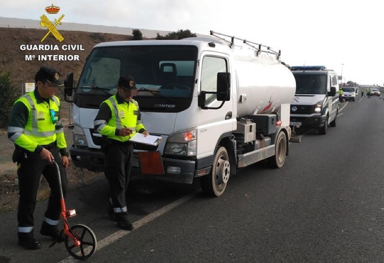 Agentes de la Guardia Civil en el lugar del accidente,