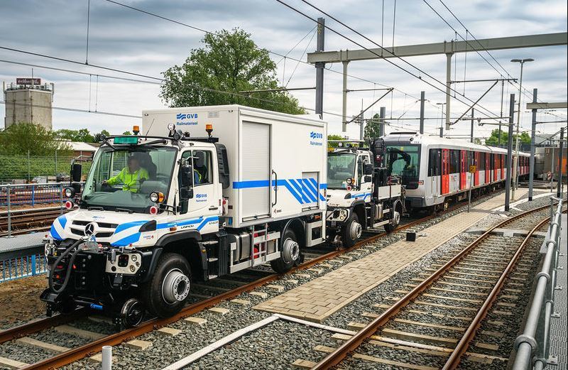 Imagen de los camiones Unimog remolcando un metro averiado