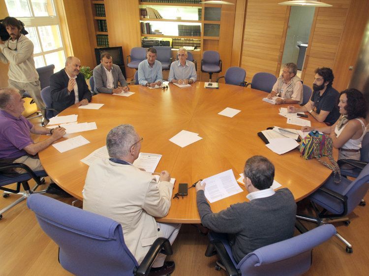 GRA096. A CORUÑA, 11/08/2017.- Miembros sindicales de la administración y representantes de la patronal del transporte de Galicia hoy al inicio de la primera reunión de la comisión de seguimiento del nuevo plan de transporte de Galicia propuesto por la Xunta. La conselleira de Infraestructuras de la Xunta de Galicia, Ethel Vázquez, ha incidido hoy en la importancia de respetar la subrogación en el plan de transporte propuesto y ha advertido de que quien no la cumpla podría ver resuelto su contrato. EFE/Xoán Rey.