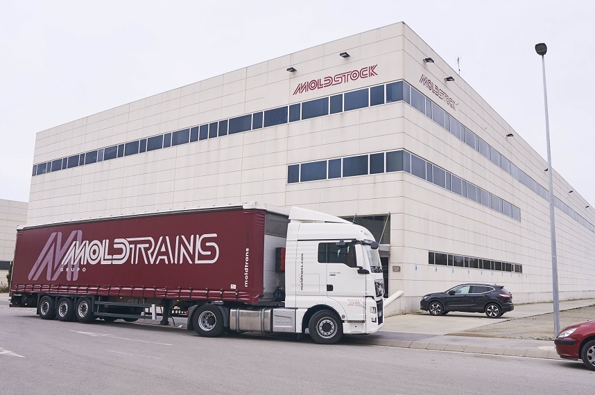 Un camión en la sede de Moldtrans