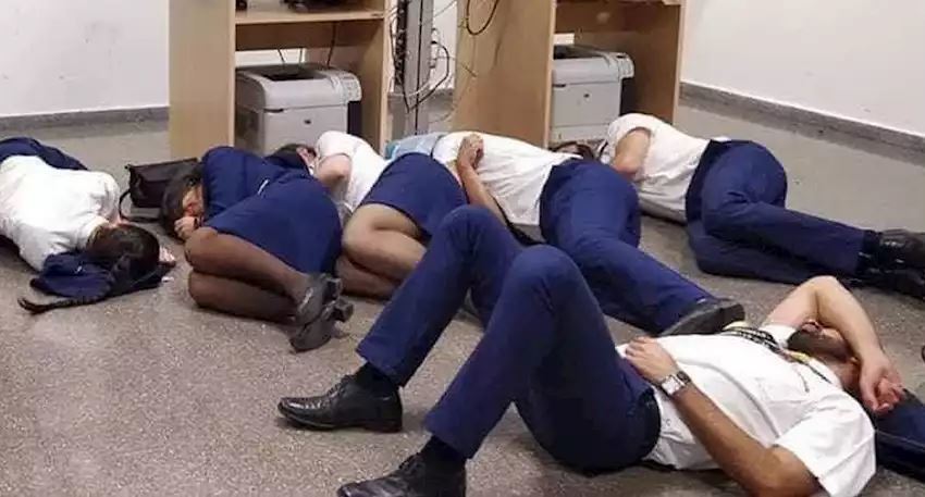 Imagen de los trabajadores de Ryanair durmiendo en el suelo