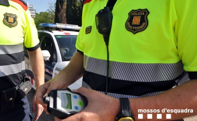 Agentes de los Mossos practicando prueba de alcoholemia