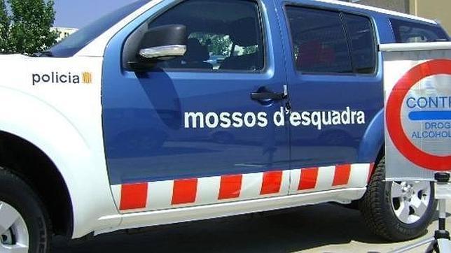 Mossos realizando un control de alcoholemia