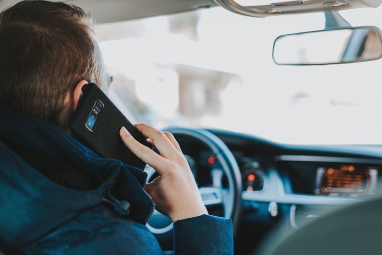 Un conductor utilizando el movil