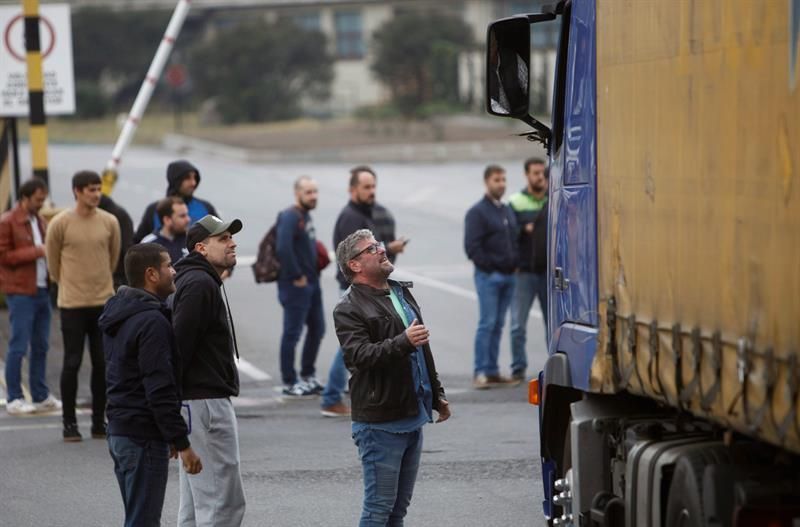 Trabajadores de Alcoa bloquea salida de camiones
