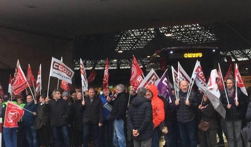 Manifestación de los trabajadores en la estación de autobuses de Burgos.