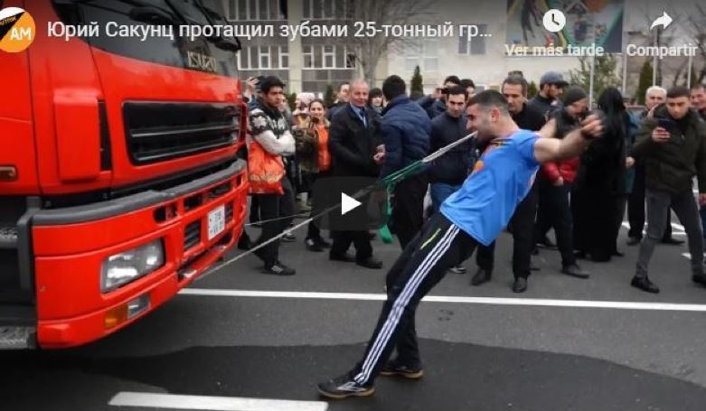 Imagen del joven tirando del camión de bomberos
