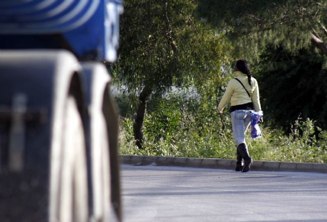 Una mujer andando por la calle