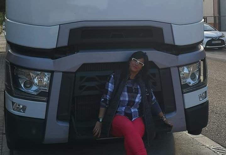 Imagen de una mujer camionera