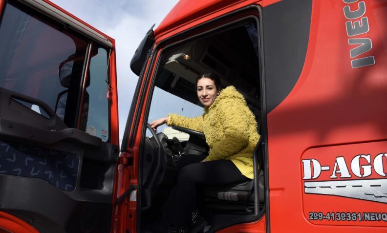 Imagen de una mujer al volante de un camión