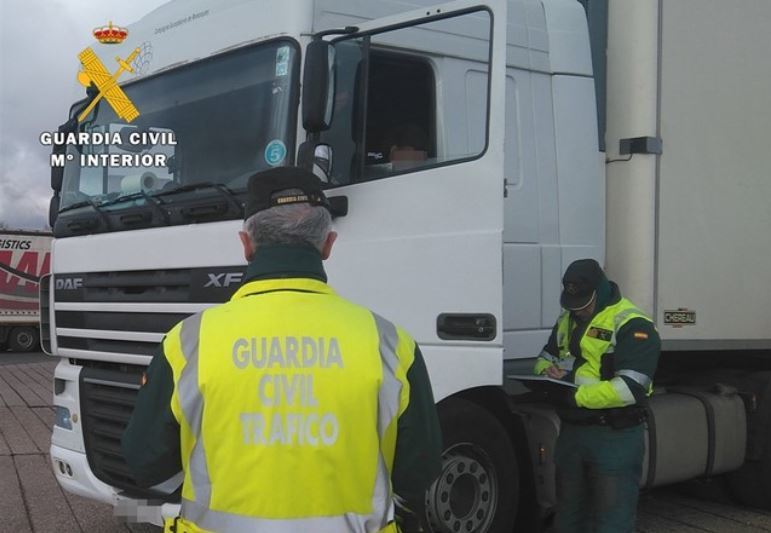 Imagen de la Guardia Civil con el conductor multado