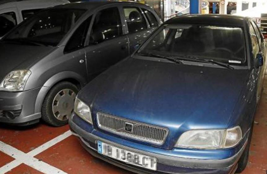 Coche estacionado en el aparcamiento en 2009