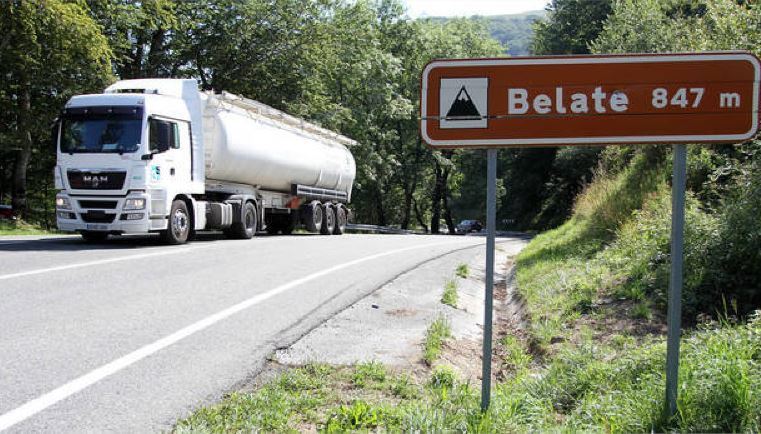 Imagen de un camión por el túnel de Belate