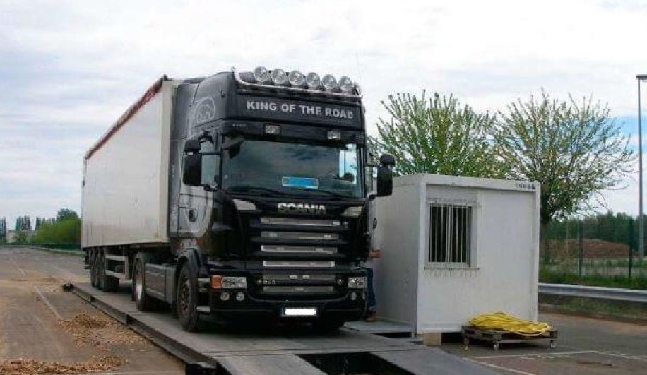 Imagen de un camión en una báscula