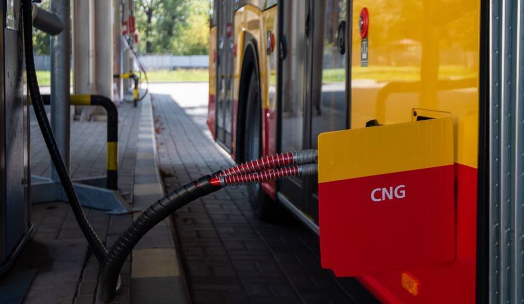 Un autobús Solaris Urbino 18 repostando GNC