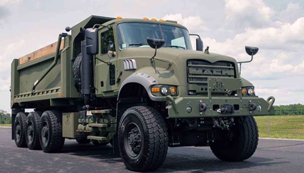 Mack Defense presenta los camiones volquete pesados M917A3 para el ejército de EE. UU.