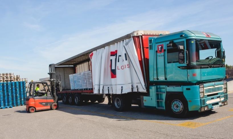 Imagen de un camión cargando palés en la fábrica de Mahou San Miguel