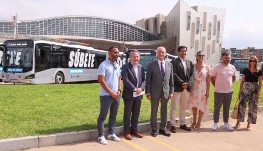 Imagen de los 12 megabuses híbridos de Málaga para la flota de la EMT
