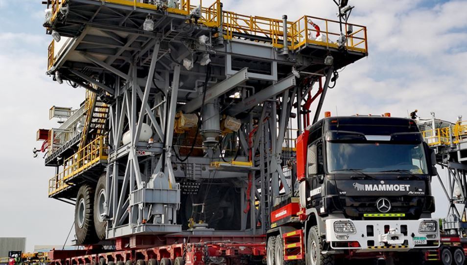 Mammoet entrega dos plataformas petrolíferas de 417 toneladas
