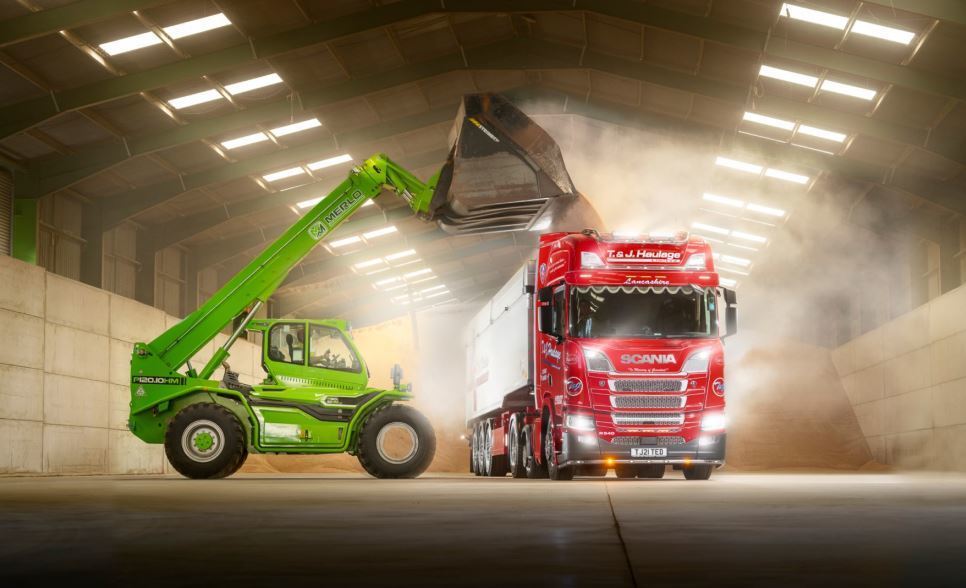 Imagen de un camión Scania manteniendo la cadena de suministro de alimentos