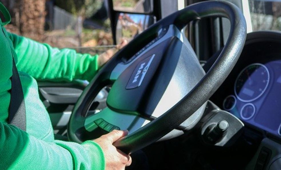 Manos de un camionero al volante