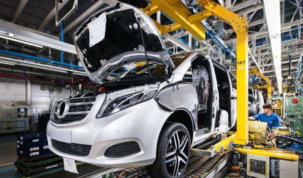 Mercedes Vitoria volverá a parar la próxima semana y recorta en 3.000 unidades sus previsiones de producción