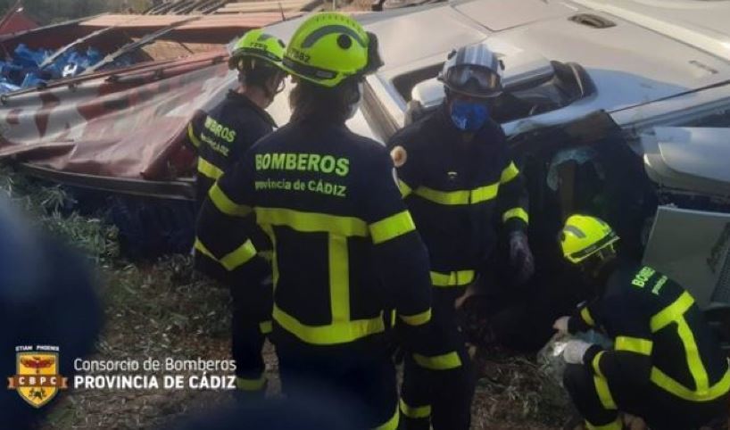 Muere un hombre al volcar su camión