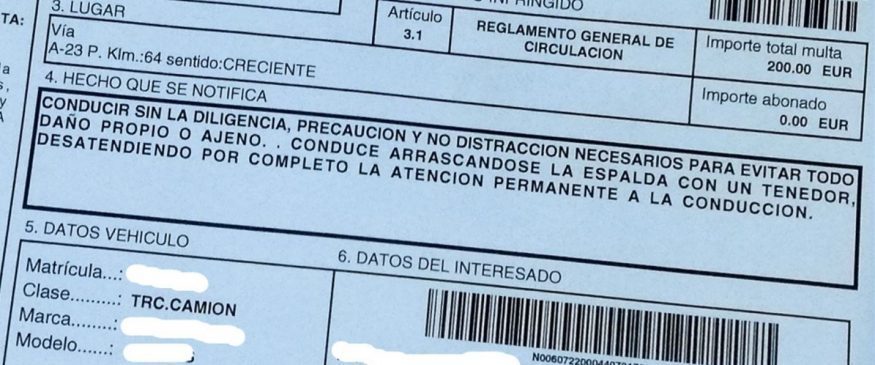 Multa de 200 euros a un camionero por rascarse la espalda con un tenedor