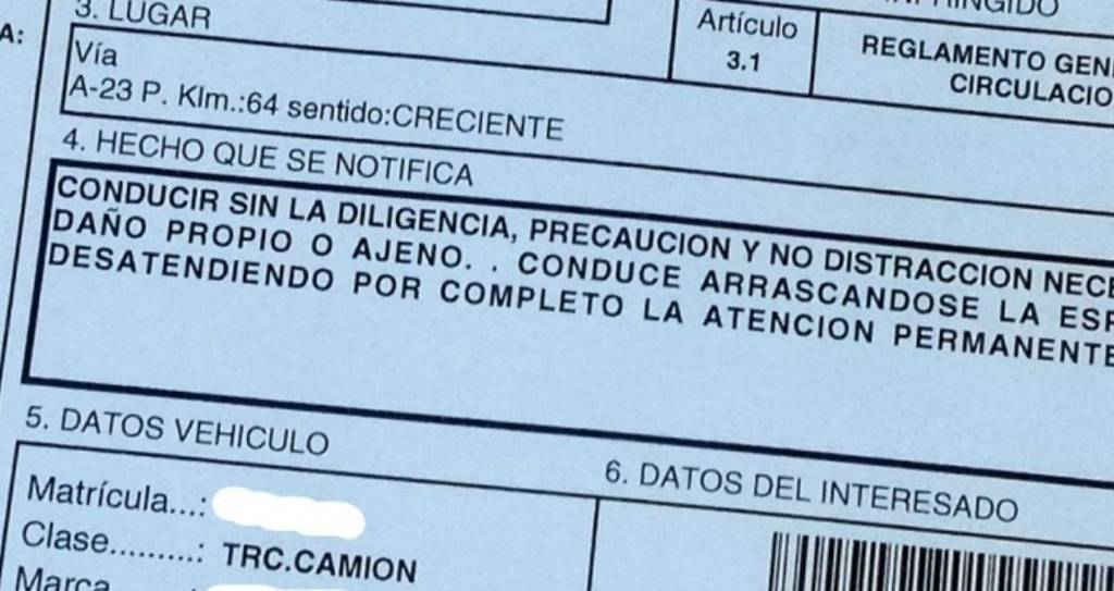 Imagen de Multa de 200 euros a un camionero por rascarse la espalda con un tenedor