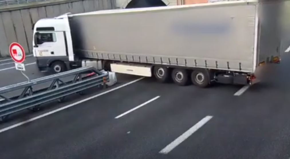 Imagen de la multa a un camionero por cambiar de sentido en la autopista