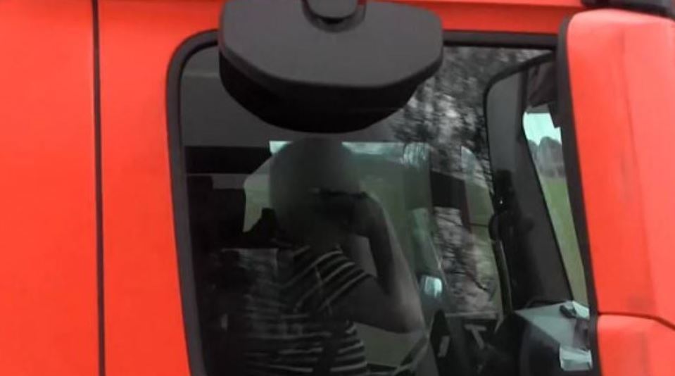 Multa a un camionero por conducir con un teléfono móvil en cada oreja