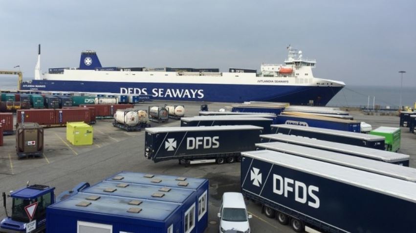 Imagen de un barco de DFDS en la terminal de Gotemburg