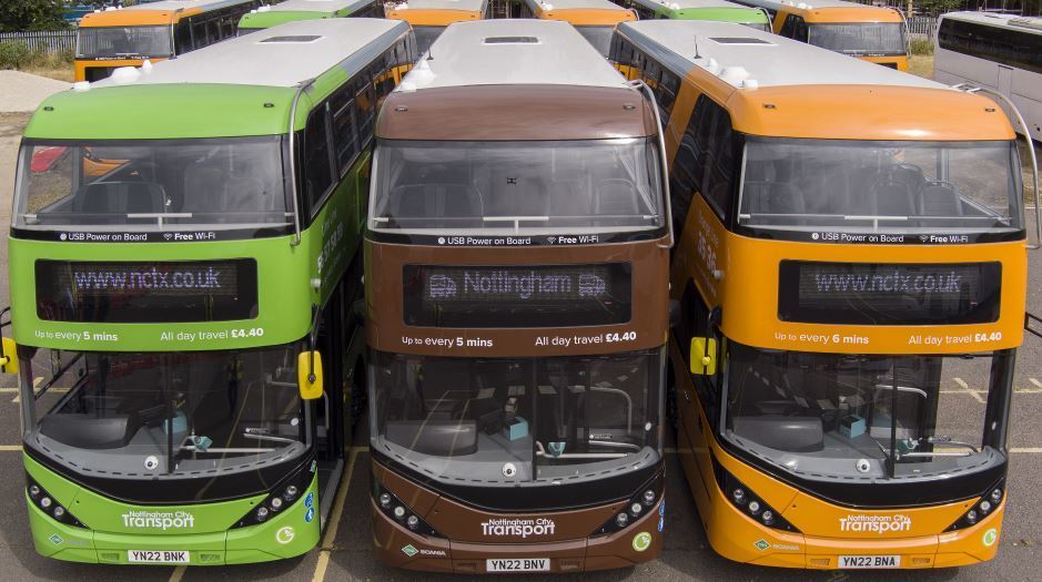 Imagen de los 2 primeros autobuses de 2 pisos a biogás de NCT