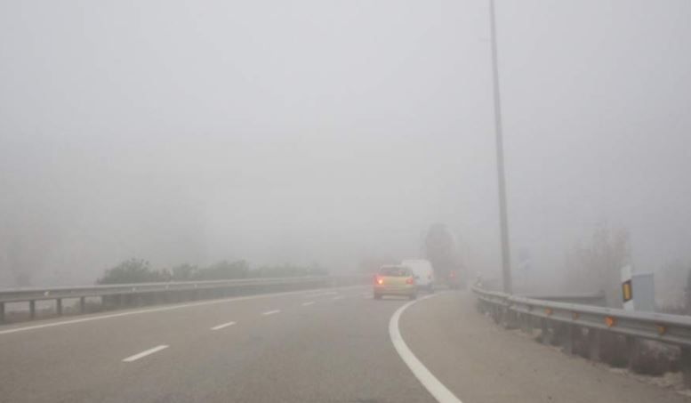 Una carretera con niebla