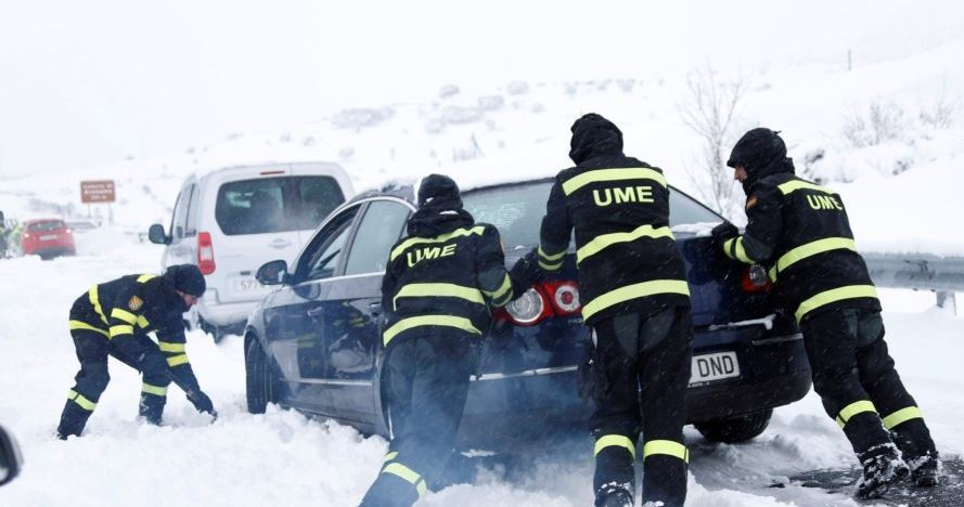 Soldados de la UME ayudando a un automovilista