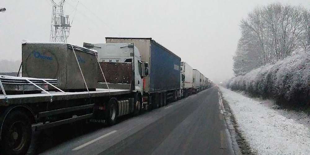 Camiones parados en la autopista.