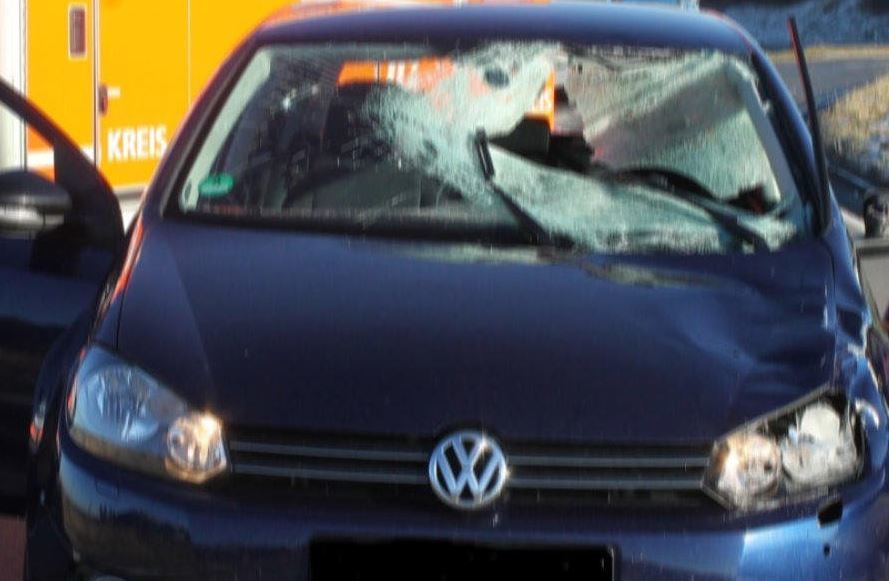 Un coche que sufrió el impacto de una placa de hielo desprendida de un camión