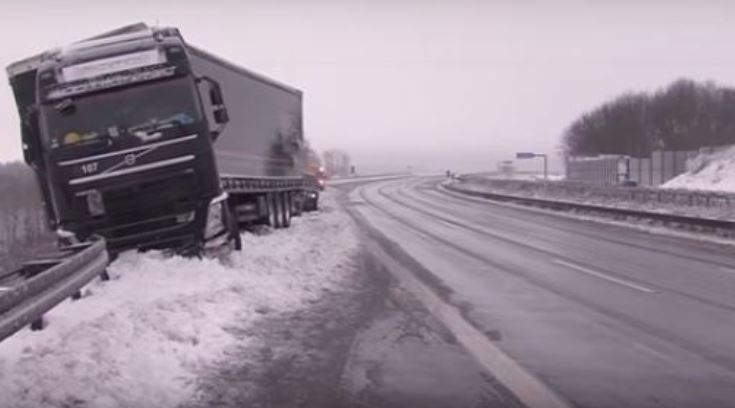 Un camión accidentado por la nieve
