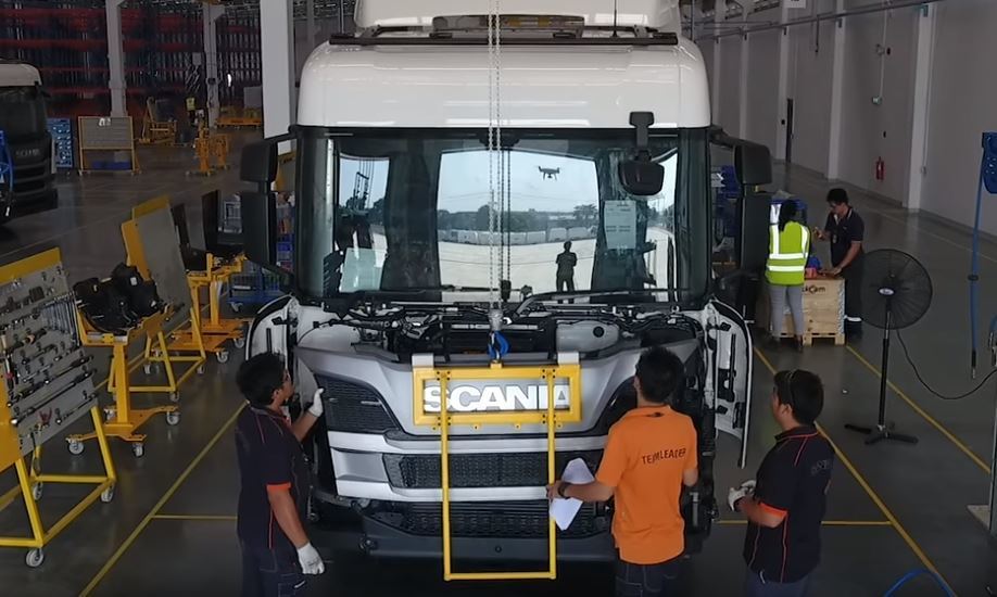 Trabajadores de la fábrica de Scania en Asia en la cadena de montaje