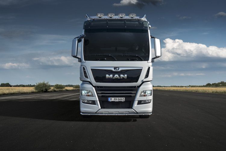 New frontal design for the MAN TGS: The lion logo now takes a dominant position and the striking, aerodynamically optimised cooler fins with chrome edging, improve air circulation.DE:Neues Design der Front des MAN TGS: Der Löwe rückt als Markenzeichen stärker in den Vordergrund und die mit Chromleiste auffälligen, aerodynamisch optimierten Kühlerlamellen verbessern die Luftführung.UK:New frontal design for the MAN TGS: The lion logo now takes a dominant position and the striking, aerodynamically optimised cooler fins with chrome edging, improve air circulation.
