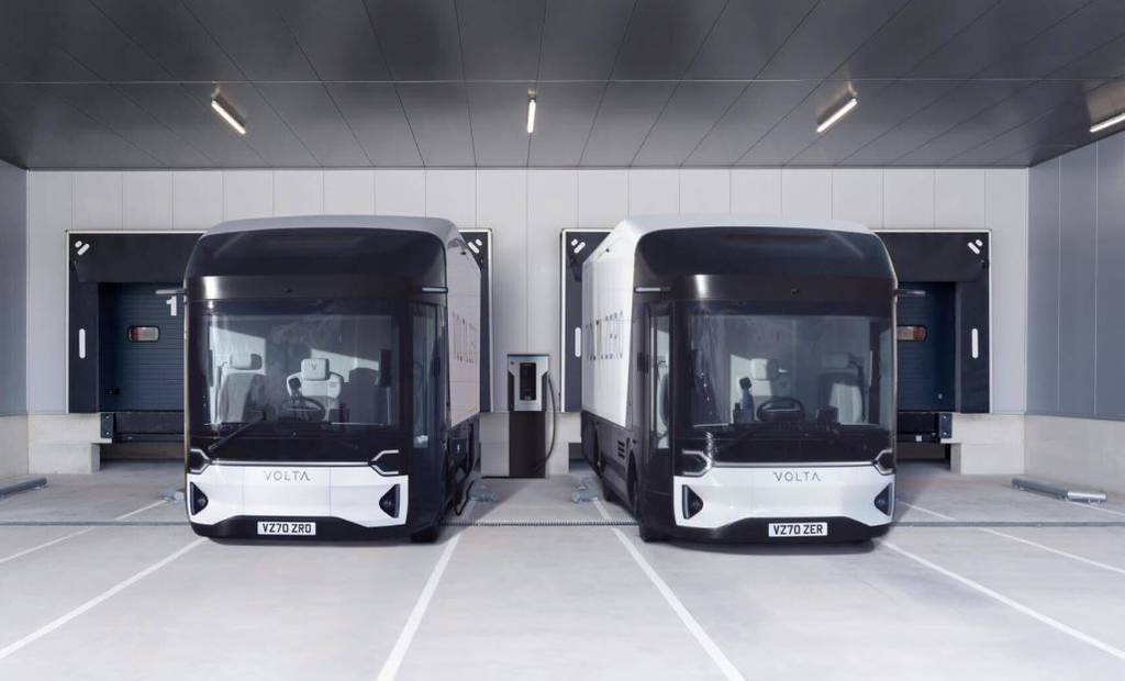 Camiones de Volta Trucks en una empresa