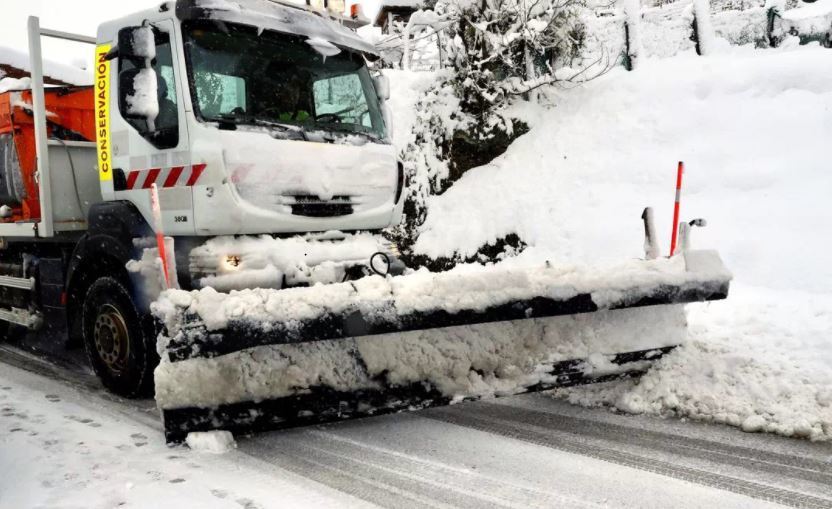 Una máquina quitanieves en el Puerto de Pajares, normalidad en autovías y autopistas