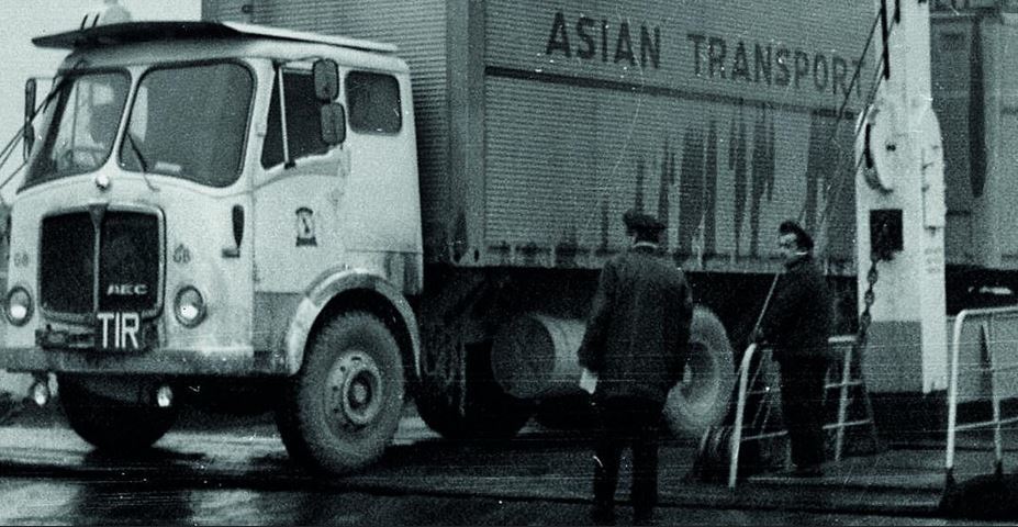 Imagen de más de siete décadas trabajando por las normas de conducción