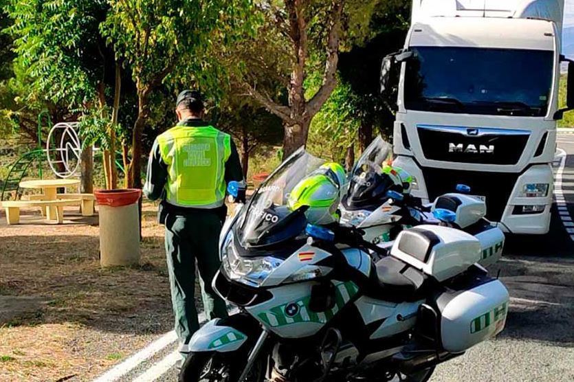 Notifican 14 infracciones de transporte al conductor de un camión