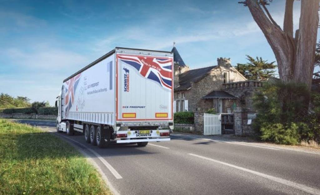 Imagen de Nuevo semirremolque de lona deslizante S.CS FREEPOST de Schmitz Cargobull para el Reino Unido e Irlanda