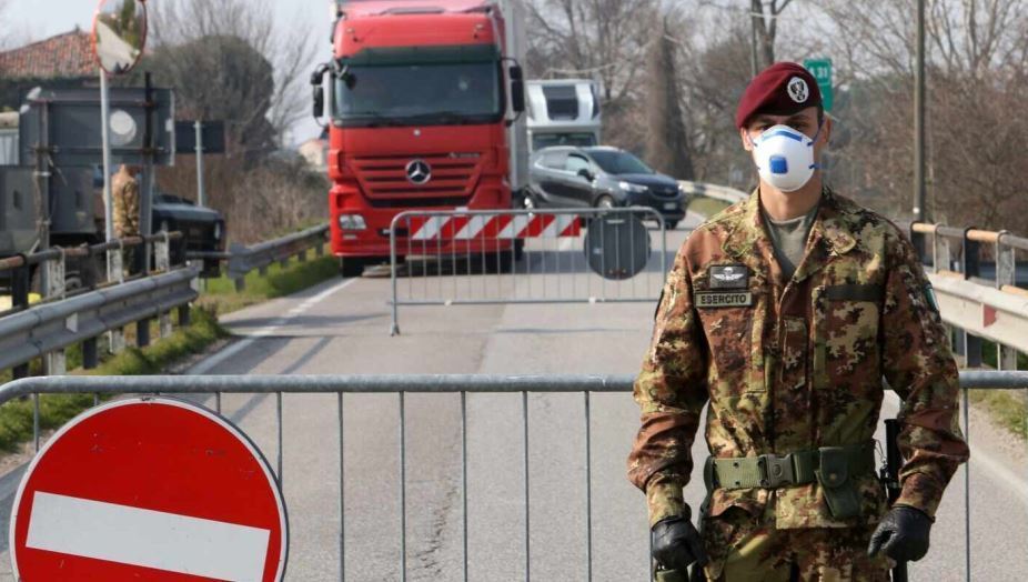 Imagen de camiones esperando para entrar en Italia